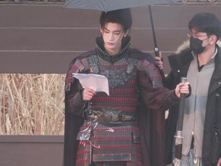 这拐杖一样的身高差… #张凌赫 #搞笑 #身高差