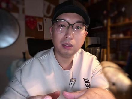 大疆action5pro相机滤镜选购避坑指南(上) 🔥普通人用滤镜=自杀式拍摄?手把手教你拍出电影感!
📸先说结论:
👉普通用户别买滤镜!别买!别买!
👉但想拍逆光发丝/夜景光晕/胶片感Vlog的姐妹——黑柔滤镜就是你的神!!(附参数&场景实测)
💡【3秒看懂黑柔滤镜】
给画面加「柔光特效」的魔法道具!
专治👇
⚠️死亡顶光脸油得像猪刚鬣
⚠️夜景灯光糊成一片
⚠️数码感太重像手机直出
(想象一下夕阳下的发丝发光+霓虹灯朦胧光晕!)
🌟【黑柔滤镜の神操作场景】
✅逆光人像→妈生好皮+发丝发光
✅夜景灯光→光晕浪漫不刺眼
✅阳光vlog→画面自带电影滤镜
🚫千万别用→阴天/拍极限运动(画质会变渣!)
⚠️血泪教训!!
❌1/2黑柔=十级磨皮(亲妈都认不出)
❌暗光环境用=满屏噪点
❌不调参数=废片预警!!
✅新手闭眼入1/4黑柔!效果最自然!
📸【懒人参数抄作业】
🌅逆光人像:ISO自动+快门1/100+黑柔滤镜=发光发丝
🌃夜景灯光:ISO400+快门1/30+黑柔=梦幻光斑
🌇日落vlog:ISO100+ND16+黑柔=电影感拉满
💬灵魂拷问:
滤镜到底是神器还是智商税?
(我先答:光线好时是神!阴天用不如不用!)
↓ ↓ ↓
关注解锁更多相机潜规则✅
#action5pro #运动相机 #大疆 #数码产品 #黑柔滤镜