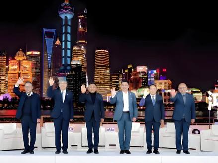 半个车圈大佬集体同台,堪称车界年度“春晚”,鸿蒙智行这波操作,排面拉满!
12月9日,鸿蒙智行携手“五界”齐聚央视新闻,余承东和上汽、北汽、奇瑞、赛力斯、江淮五界掌门人首次罕见同框对话,引发行业广泛热议。
作为一名科技从业者,同时也是问界的老车主,看到这一幕,真是感触颇深。
这不仅是鸿蒙智行的里程碑时刻,更是属于中国汽车的高光时刻!
#鸿蒙智行 #央视 #鸿蒙智行五界大咖首聚上海 #新能源汽车 #华为