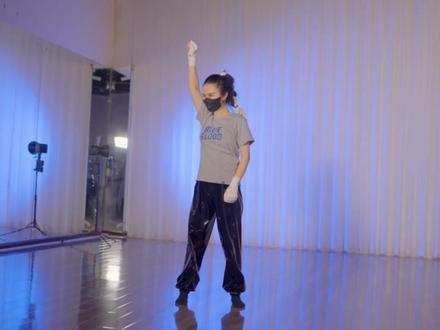 为#雄狮少年2 里#金木阳 与#肖张扬 这对CP编的第二支舞~这次编舞有意突出了他们的个人特质,又融合了他们之间的连接与关系~望各位食用愉快💛 💙 @瑜仔🎹 #舞蹈 #二次元 @电影雄狮少年2