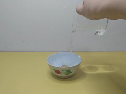 重现“消失”的硬币:我们把硬币投入空碗中,从侧面观察时,发现硬币“消失”了,你知道如何让它重新出现吗?#初中趣味物理实验 #八年级上册光学实验 #光的折射实验 #科普实验 #科学小实验