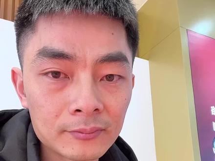 黄金还会继续跌吗? 这场石油危机传导引发通胀,资金短时间大量涌入石油市场,黄金跌了。而石油涨导致通货膨胀,但是民众工资不涨,消费能力反而下降,而制造企业原料涨,运费涨,成本涨,销量却降,盈利受影响,企业不挣钱,对应股市疲软。经济停滞,物价上涨,形成滞胀。滞胀缓慢吞噬现金购买力,同时股市疲软,资金避险需求增加,黄金涨。而滞胀影响缓慢,所以慢涨。而目前的黄金价位相对历史其实不低了,短期之内想要靠实物黄金挣钱,虽然风险不高,但是利润空间也是有限的了,如果不打算长期持有作为资产配置的,也更不是闲钱的,这种行情不合适入。大部分的慢跌慢涨都不入,急跌暴跌才是最佳时机。#黄金