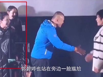 向佐被拳王当众掌掴,表情僵硬不敢还手,向太郭碧婷躲五米远看呆 #向佐