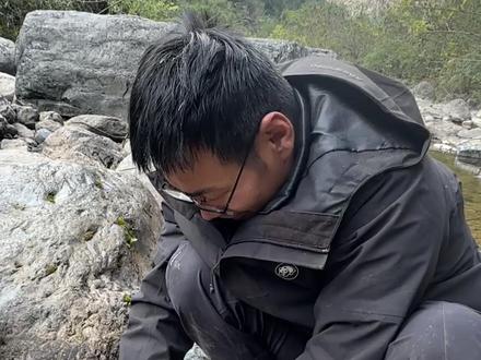 #七星山荒野求生决赛 12月5日(第12天),张家界七星山现场决赛圈只剩8人,“道友”还在坚持!他在河里捞虫捕蟹补充蛋白质,并现场演示如何处理螃蟹——眼神里没有挑战,全是对美味的渴望!#为了吃能有多拼 #荒野美食 (记者:赵荆威)