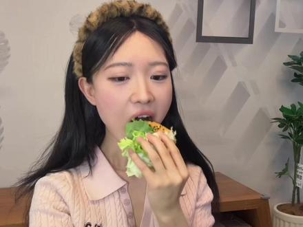 简单省事懒人减肥法,每天跟卫健委做一道减脂餐之生菜土豆泥饭团 #减脂餐 #饭团 #土豆泥饭团 #懒人减肥 #卫健委减肥食谱