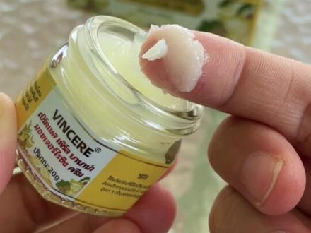 泰国进口香蕉膏,手脚干裂软化皮肤,细腻你的后脚跟#泰国旅游 #香蕉膏 #手脚干裂 #泰国特产