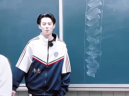 王鹤棣拿到题目“白鹿”后,在黑板上画了一条白色马路,鹤棣真的记住了“ 白鹿白鹿没有白走的路” 也算callback了#白鹿 #王鹤棣 #白鹿春晚联排 #还原白鹿星光大赏妆容