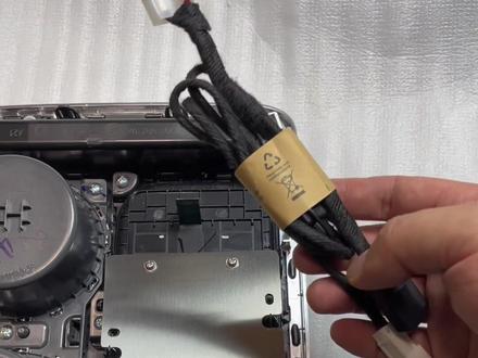 广汽埃安Y PLUS无线充电模块总成,20瓦大功率手机无线充电,低配车型无损升级无线充电功能,原装孔位无损安装,全新原装纯正正品配件,点烟器后面线束插头取电,跟车机系统无任何关联,原车线束对插不破线,适配市面上所有具备无线充电功能手机,熄火自动断电,待机电流毫安级,过热手机自动调整充电功率,室内25度环境1分钟可以充电1%(苹果12PRO从1%-100%需要100分钟,测试25度低温环境条件下)。质量问题3年免费换新,厦门现货300套,付款当天发货,全国包邮。#新能源汽车 #广汽埃安 #埃安yplus #埃安 #无线充电