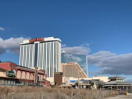 大西洋城(Atlantic City)是新泽西州的一座滨海小城,行政上隶属于大西洋县(Atlantic County)。
大西洋城是著名的旅游胜地和疗养城市,沿海建有世界闻名的海滨木板大道。和二战后的许多旧东海岸城市一样,大西洋城在20世纪中后期因贫穷、犯罪、贪污腐败和总体经济衰退而陷入困境,为了振兴城市,1976年新泽西州选民通过了一次公投,批准了大西洋城的赌场赌博,第一间赌场在两年后开张,随后赌博业在大西洋城迅速兴起,而其他为赌业服务的剧场、影院、音乐厅、舞厅、礼品店等也相继开业并且快速发展,如今大西洋城和美国西部的拉斯维加斯并列为美国两大赌城。#我的旅行日记 #每一种生活都值得被记录 #相册里的旅行碎片 #寻找最美旅行地 #平凡的日子里享受平凡生活