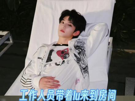 橹穆三亚合宿后mumu逗lulu,lulu根本招架不住,lu全程蚊子音,背景是两人在v上聊的火热一见面lu就哑巴,内容由ai创作,纯属虚构,仅供娱乐,勿上升正主#热门 #橹穆 #橹穆合宿 #合宿