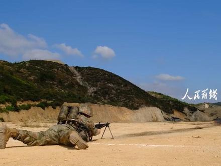 防化兵实喷“火龙”高燃瞬间(吴志翔 李伟 宣铭栋)