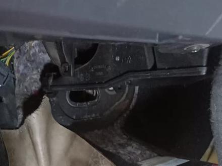 大众菠萝更换暖风水箱 不用拆工作台 只需要把中央通道拆下就可以了 会的勿喷 不会的可以参考