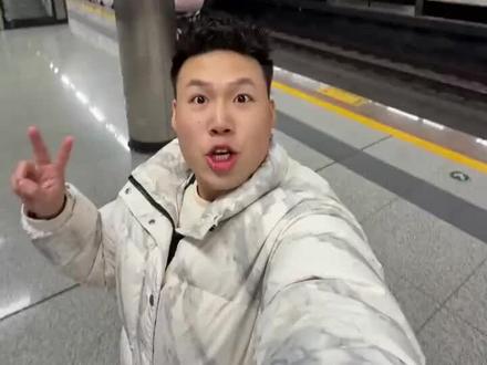 奶牛🐄列车来啦,请上车,点击下方做同款#即梦AI #AI分身戏精大赛 #我的AI分身杀疯了#奶牛