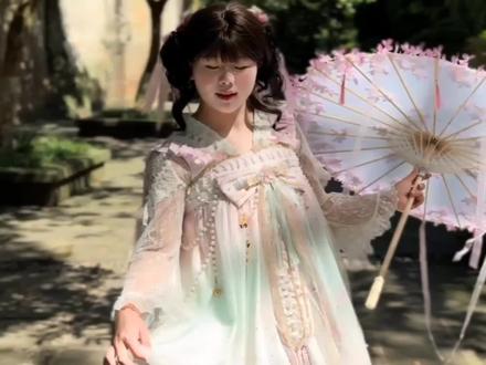 来了来了!精致度超高的呀!手机是以前的安卓拍的,清晰度有限,宝宝们见谅哦!穿的是m码,m码,m码!建议穿L!背后的拖尾压扁了我没有熨烫所以才是那样的。 #穿搭 # #大码lo娘 #古风lo #大码种草姬