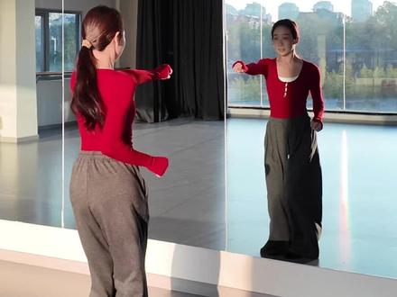 《火红的萨日朗》镜面讲解版来啦,老师节奏讲解更容易记住哦,大家赶紧学起来#舞蹈 #火红的萨日朗 #甜妹版火红萨日朗#舞蹈分解教学视频