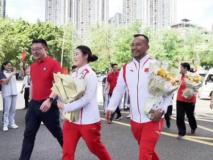 热烈欢迎奥运冠军邓雅文荣归母校#邓雅文