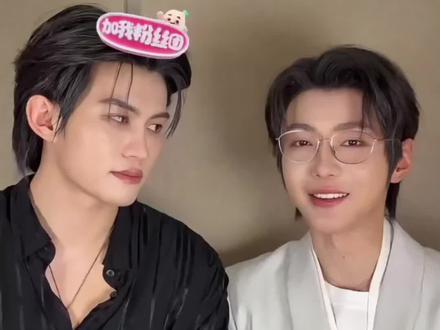 云旗看到拆不拆的问题 已经挂脸了…在28.4万人面前给了正面回应!放心磕!#双人互动 #云旗yunqi #郝熠然 #云熠星河