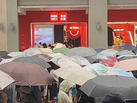 广州市北京路西湖路口名创,今日冒雨排晒长龙,据说是买韩国顶级艺术Jennie联名快闪品。