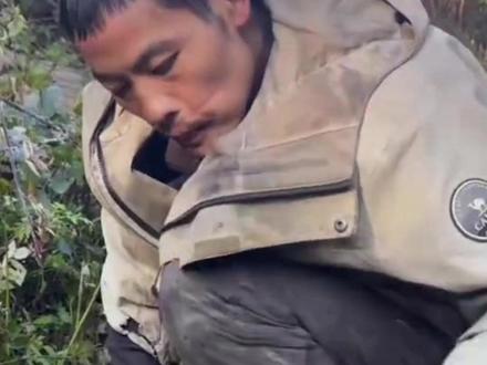 没有网友找不到的东西!“刀疤哥”急救毯丢失或被退赛,节目组要求其两天内找到,网友提供线索:直播时看到王大力捡走了#荒野求生 #刀疤哥