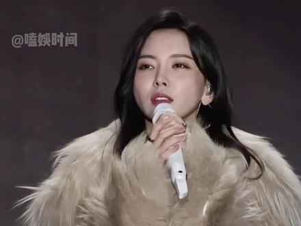 明明是在演唱会上晕倒,为何于文文工作室3小时后才报平安?一句“病因不明”戳破背后真相#于文文 #吴克群 #于文文演唱会晕倒 #影娱热点团 #内容启发搜索