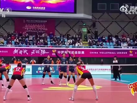 中国女排球员介绍: 9号-单琳倩(副攻)出生于05年的小将,身高190,效力于北京北汽女排,擅长打身前球,适合作为三点副攻,各项技术中拦网较为出色,进攻有待提高。在北京省队与二传邹佳琪一同入选国家队,配合上会多一些默契。她以老将颜妮为榜样,希望成为像她一样的实力队员。
10号-杨舒茗(接应)出生于08年的小将,身高193,属于较为高大的接应,可以效仿欧洲强队的接应,但不接一传在中国女排体系中肯定实现不了。她力量突出,扣球动作很像意大利女排接应安特罗波娃,但弹跳高度和移动速度都有待提升。杨舒茗于2024年带领中国U17女排夺得世锦赛冠军,个人获MVP和最佳接应,决赛对日本队独得24分。
#排球 #副攻 #接应 #中国女排 #女排联赛