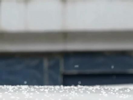 日照下“雪霜子”了,也叫“盐粒子”,学名“霰”。