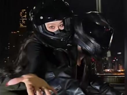 张馨予现身重庆街头骑机车的画面刷屏全网#张馨予 #明星资讯