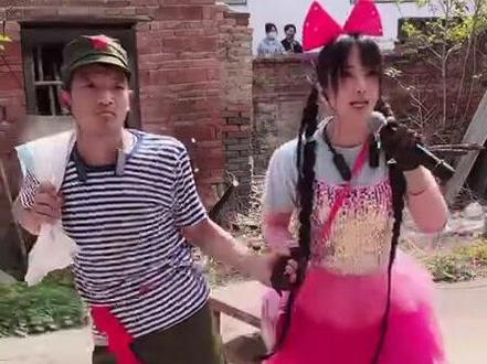 漯河的网红,你俩磕CP,我提不出来一点反对意见,我也从来不讨厌这两个人,我觉得他们性格挺好,人畜无害,也很励志。虽然有一种方向不对努力白费的感觉😂😂😂@🎤网红磊磊🎤 @漯河一姐 #漯河热门#漯河圈儿#漯河同城#漯河网红#哈哈哈娱乐一下😂😂😂