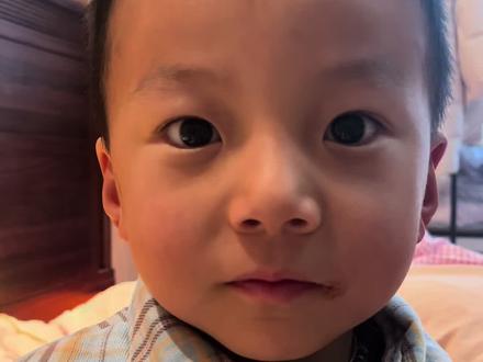 随手拍,咱也不知道准不准,黄金又在跌了,怎么说的都有 建议大家多看看,最近怎么那么吓人,现在1020多,真是不能贪心啊,挣点就得卖,我关注的奶爸财经,有一条讲黄金的,他说流动性不足,还有金融危机会对黄金造成影响,说是先跌后涨,请打在评论区说下流动性不足,和金融危机对黄金的影响吧