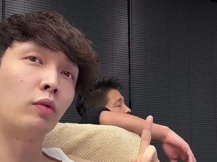 看!👀这里有一个深夜学英语嗨到飞起的可爱小孩~你的Shelly被你可爱晕了怎么办啊啊啊啊🥹@张艺兴 #贝壳女孩 #张艺兴 #上热门🔥 #张艺兴直播