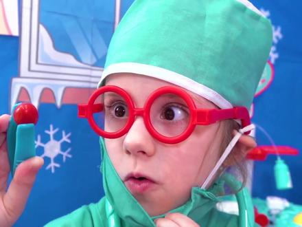 伊娃变身牙医,爸爸妈妈的牙齿疼,她能帮忙治好吗? #爱护牙齿 #萌娃成长记 #萌娃日常