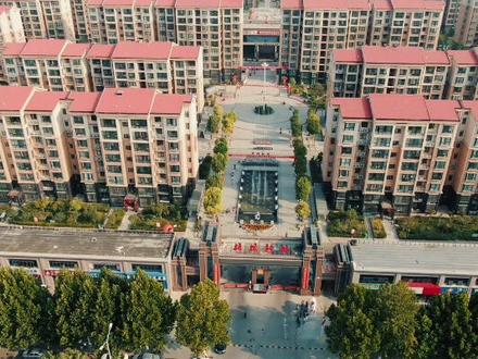 第87期: 柿槟村于2016年搬迁至市亚桥居委会北海大道东部,占地260亩,29栋单元楼,944套住房,户籍人口2915人,常住3500人#记录生活 #航拍 #济源