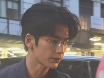 张凌赫亮相纽约Cucci晚宴,好贵气又好又松弛感的一套造型,想出给张凌赫戴无框眼镜的真是天才! #张凌赫 #张凌赫Cucci品牌大使
