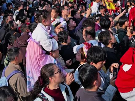 市井十洲人 千年迎番货 泉州非遗街秀火爆全城#跟我打卡最红地标 #来闽南过大年 #春节来泉州看非遗街秀 #人山人海太热闹了 #闽南话的新年祝福这样说