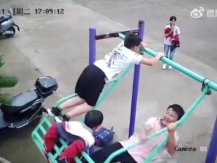 隐藏在秋千上的风险 别让疏忽酿成悲剧,家长一定要提高警惕,孩子游乐时一定要注意安全#安全 #儿童安全 #万万没想到 #育儿 #家长必读