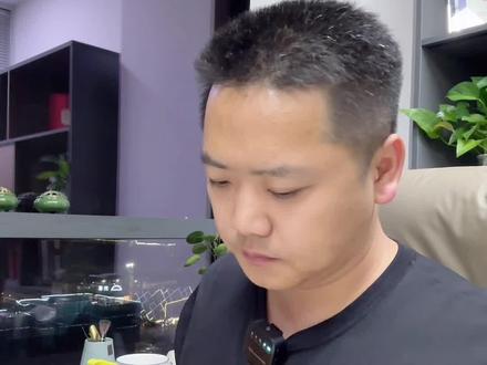 仓库账目总是对不上?教你用AI实现精准管理 仓库账目混乱、领料流程繁琐往往是工厂管理的顽疾。本视频为您分享如何利用AI智能体与RPA技术,将复杂的填单流程转化为简单的扫码语音操作。通过技术顺应人性,让您的成本核算精准到每一个螺丝,真正实现低成本的高效管理。
#仓库管理 #数字化转型 #工厂管理 #AI自动化