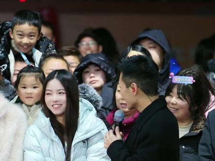 小苏苏索图大舞台还把自家的脱骨侠鸡爪带来了#索图大舞台 #奉节 #脱骨侠酸辣无骨鸡爪 #百姓大舞台想唱你就来 #凤爪