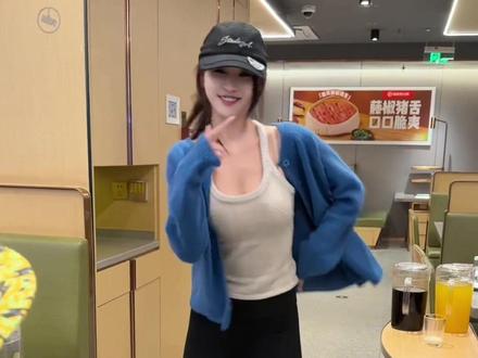 这哪是兄弟,是义父啊