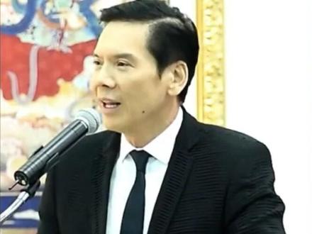 向华强一家出席大哥丧礼,向华强披麻戴孝向太向佐表情哀伤 陈惠敏拄拐送别
#向华强 #向太 #向佐 #向华炎