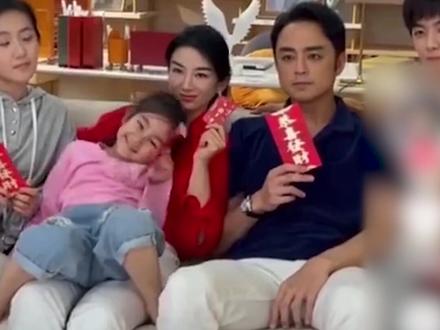 #明道拍摄现场对小孩发脾气 小朋友在拍摄的时候一直在闹,随后明道起身对小女孩说:等你玩完在拍!