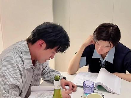 体验派最狠的地方,就是不是在演他,而是真的活成了他。
他把樊霄的委屈、不甘、绝望全都咽进自己心里,再一字一句替他喊出来,不是台词,是把那个人的一生重新痛了一遍。
这种共情力真的会让人跟着一起心碎,后劲大到缓不过来。#内容太过真实