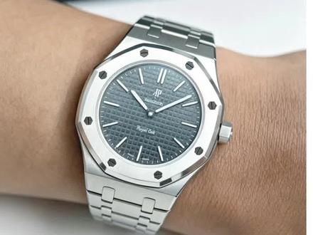 APxSwatch,怀表改钢款表(初体验) #dou上热门 APxSwatch,怀表改钢腕表试验阶段,斯沃琪爱彼怀表,51机芯,已定制钢壳升级腕表,分析改装优缺点,供大家参考,改装有风险谨慎选择。最后推荐改装配色选择,后续把头,表扣,表径大小,细节还需优化,是否可以增加自动陀还需根据实物机芯结构。#斯沃琪#爱彼斯沃琪 #手表改装