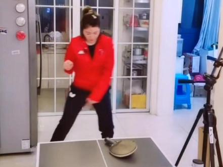 乒乓球教学 婷女王乒乓 一正一反 移动 转换 步伐基础#乒乓球 #国球乒乓 #乒乓球教学 #乒乓球训练 #乒乓球基本功 @鸣星乒乓 @DOU+小助手 @抖音小助手