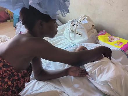 今天来她家看看有点好奇,小孩主要是吃母乳照顾的很好,小孩很乖 #非洲纪录片 #混血萌娃日常 #喝奶宝宝 #非洲女人 #平安健康成长