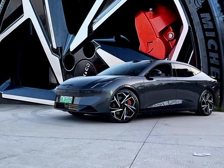 拍摄素材背景杂乱,试试这个汽车轮毂背景转场#剪辑#剪辑教程 #视频剪辑 #拍车 #每一帧都是热爱