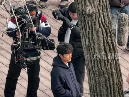 肖战同款烧饼夹里脊火了 老板娘:很多人来打卡同款,10.5元一个,不涨价 ,“蚌埠还有很多美食美景,欢迎来玩”#肖战 #肖战同款烧饼夹里脊 #安徽dou知道 #蚌埠本地 #媒体精选计划
大皖新闻讯 连日来,关于演员肖战现身安徽的消息,引发广泛关注。2月10日,大皖新闻报道了肖战从合肥转场蚌埠拍戏,还吃了蚌埠美食烧饼夹里脊一事。2月11日,大皖新闻记者联系上了肖战同款烧饼夹里脊摊位的老板娘代女士。
她告诉记者,昨天她和丈夫去《小城良方》剧组当了群演,还给肖战递了烧饼夹里脊,下午就有很多人来打卡同款,“肖战同款是10块零5毛一个,我们不涨价。做人做事要对得起自己的良心。”
代女士向记者介绍,他与丈夫的烧饼摊已在蚌埠开了30多年,“全年无休,春节也不打烊。”
如今,烧饼夹里脊与蚌埠小龙虾、冰酒酿并称为“皖C三件套”,代女士笑着说,“蚌埠还有很多的美食美景,欢迎大家来蚌埠玩。”
大皖新闻记者 魏顺顺