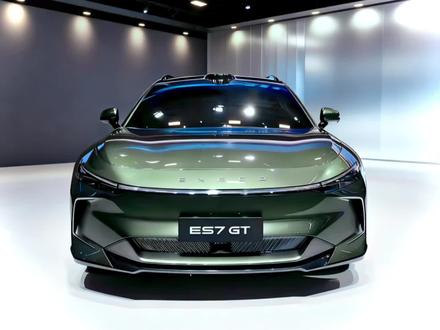 星途ES7 GT全新亮相 一、外观设计
- 定位中大型猎装轿跑,近5米车长、轴距约3米,溜背线条+宽体轮拱,专属绿色车漆,运动感拉满;
- 贯穿式LED灯组+星空尾灯,半隐藏门把手+21英寸运动轮毂+性能卡钳,碳纤维尾翼+黑色扩散器强化性能气质,车顶集成激光雷达,兼顾颜值与智驾硬件需求。
二、动力性能
- 1.5T增程+三电机四驱,综合540马力,零百加速<3秒,性能跻身同级第一梯队;
- CLTC综合续航1700km,支持1000V兆瓦闪充,5分钟补能450km,无续航焦虑;
- 保时捷调校底盘,搭配CDC空气悬架+一键赛道模式,前双叉臂+后多连杆悬架,操控与舒适兼顾。
三、智能配置
- 智驾:猎鹰700系统,1激光雷达+27传感器,支持高速/城区高阶领航;
- 座舱:三屏互联(15.6英寸中控为主),搭载高通骁龙8295/8255芯片,车机流畅,配21扬声器音响+5G互联。
四、安全与实用
- 车身85%+高强度钢,电池通过41项严苛测试,防护等级拉满;
- 猎装造型加持,后备厢可拓展,搭配车顶行李架,兼顾运动属性与装载实用性#星途ES7GT #汽车人共创计划 #dou是好车 #猎装车
