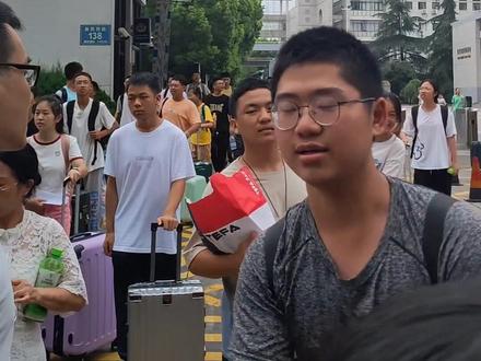 承载九百多对家长清华北大梦的大巴到达,承载2026届陆百多名985、211大学学子的省丹中扬帆起航,#江苏省丹阳高级中学 #南京大学附属丹阳中学