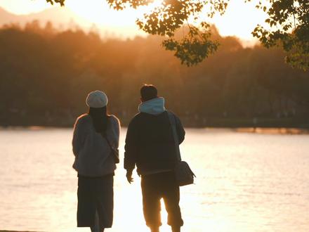 “和你在一起,那便是终身浪漫的开始”#人间烟火 #扫街 #把生活拍成电影#杭州西湖