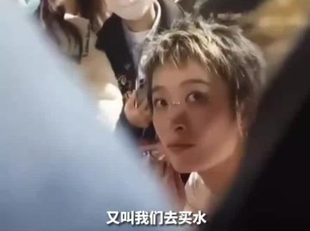 曾轶可演唱会被现场观众“维权”,工作室发文回应: 演唱会延迟是因为验票缓慢#曾轶可演唱会被维权 #社会 #热门